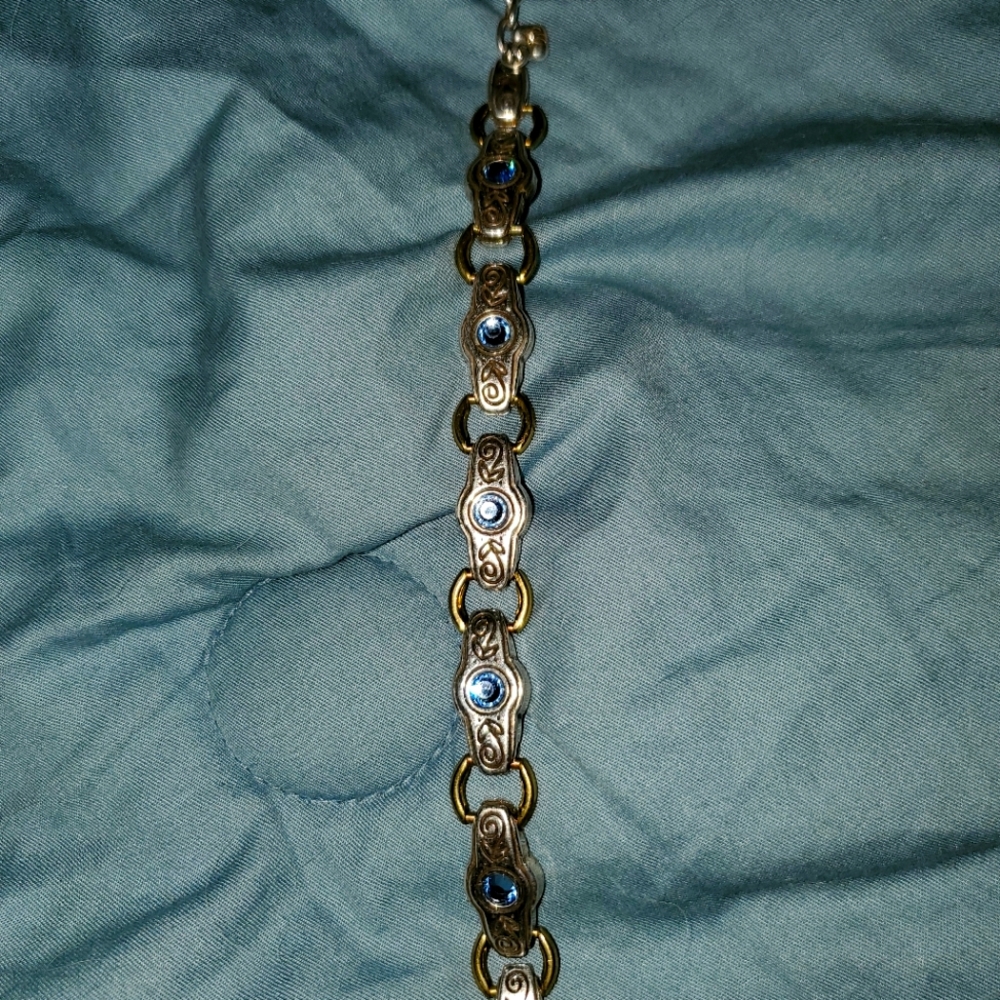 Really nice bracelet with stones in it like new